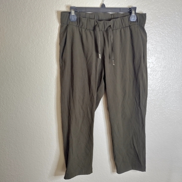Lululemon On The Fly Crop 23" Dark Olive Sz 8 - Picture 2 of 9